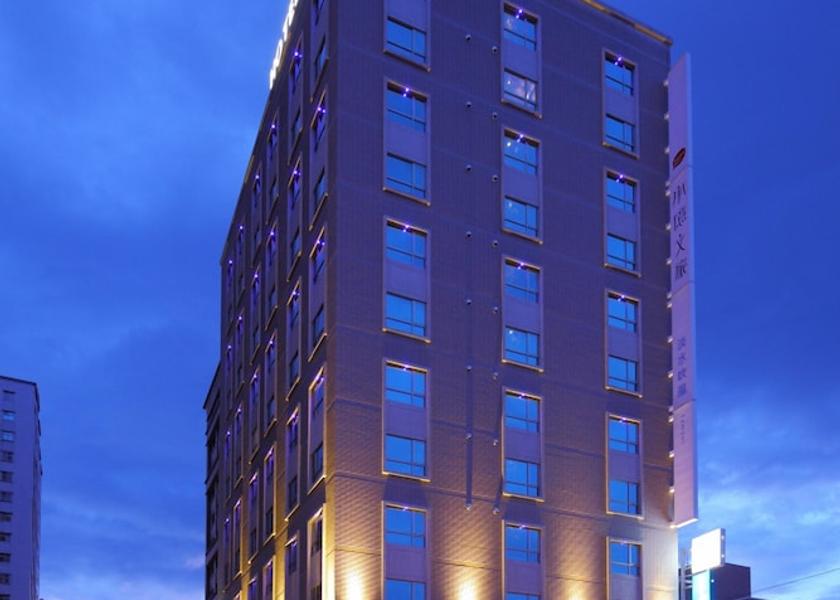  New Taipei City Front of property - evening/night