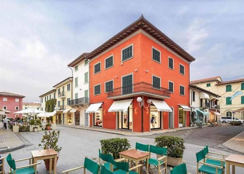 Tuscany Pietrasanta Exterior Detail