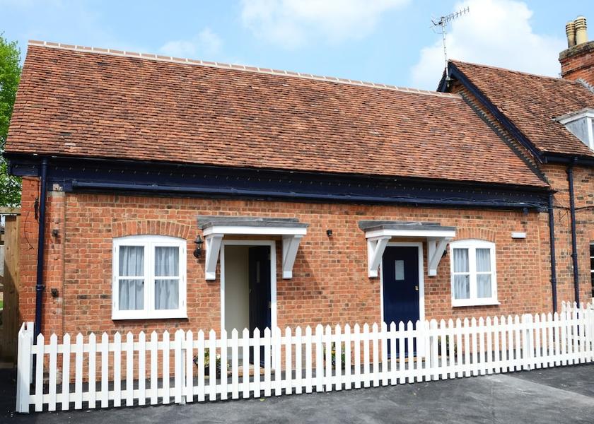 England Pewsey Exterior Detail