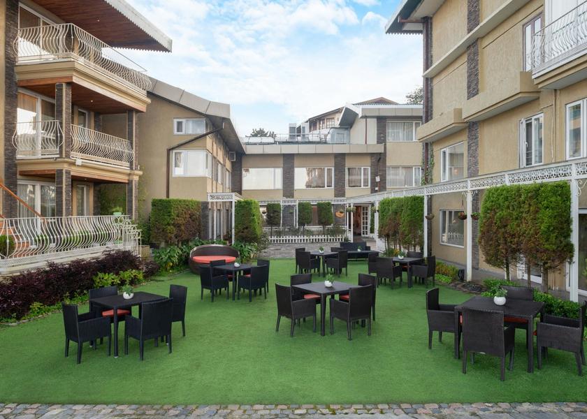 Uttarakhand Mussoorie Garden Terrace - Lawn - Patio Tables