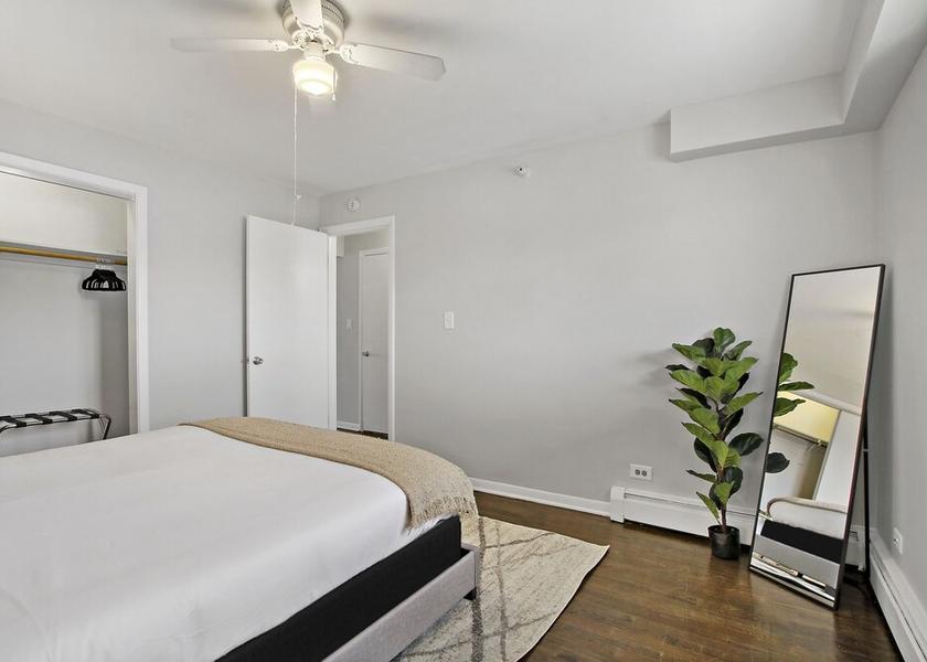 Illinois Arlington Heights Room