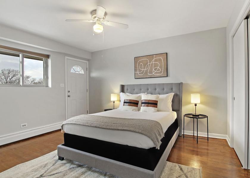 Illinois Arlington Heights Room