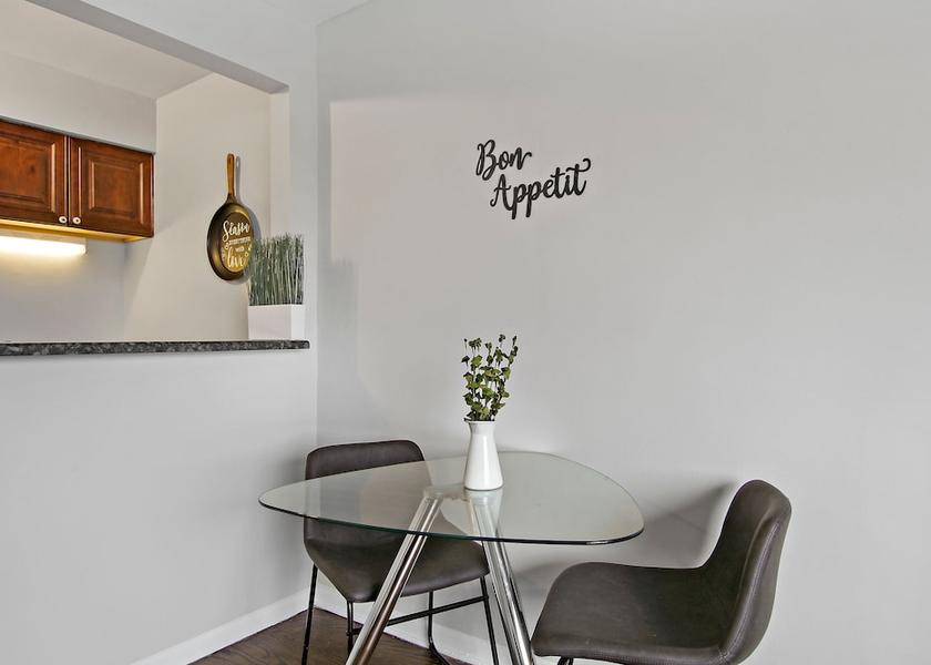 Illinois Arlington Heights Room