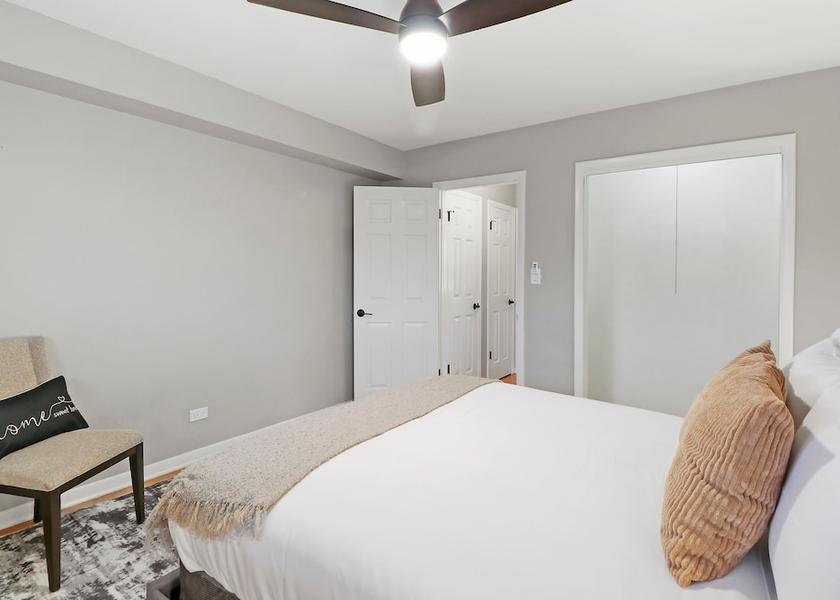 Illinois Arlington Heights Room