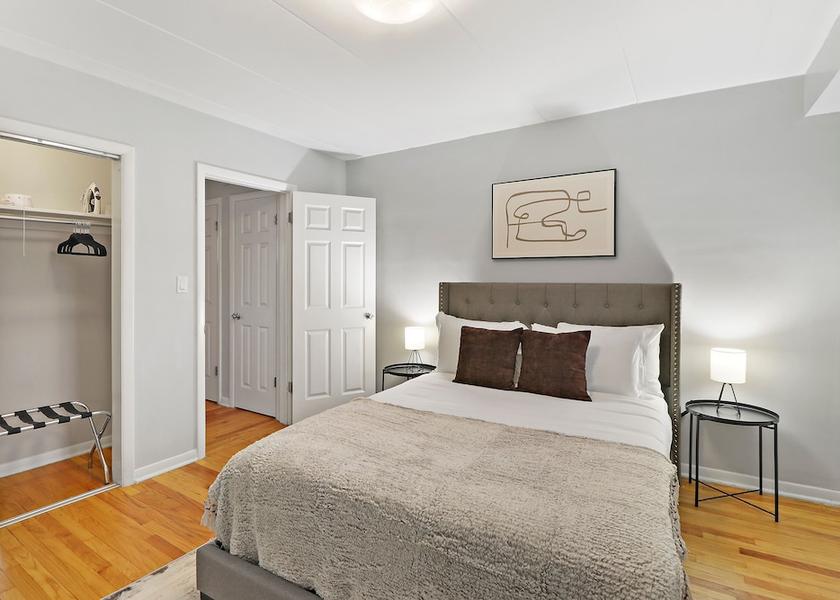 Illinois Arlington Heights Room