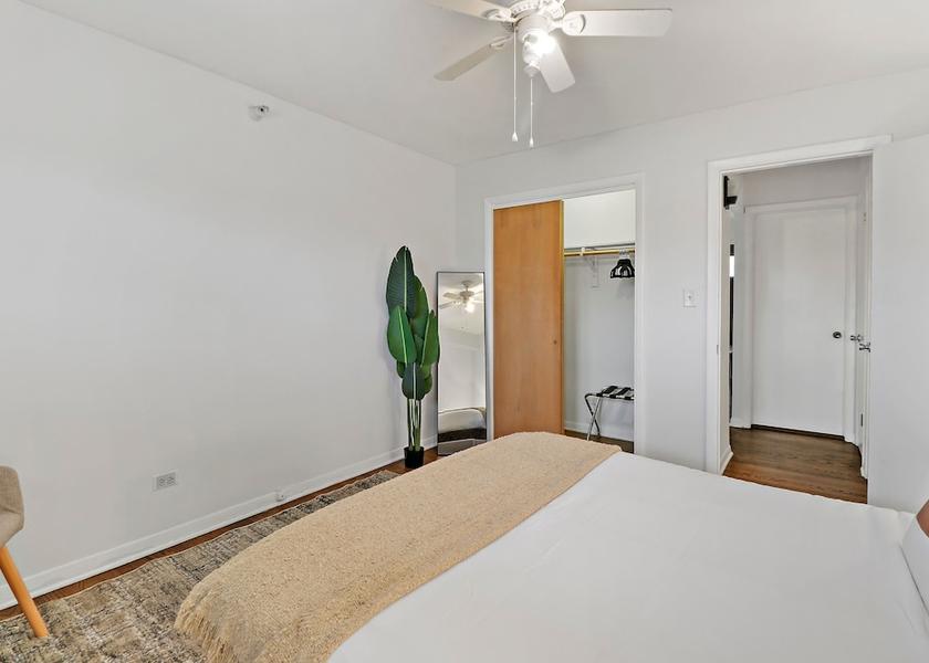 Illinois Arlington Heights Room