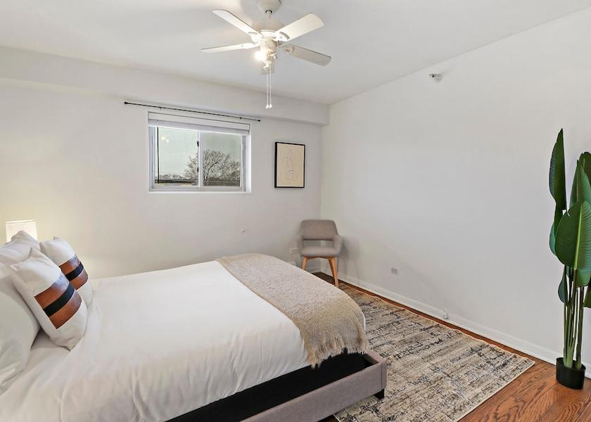 Illinois Arlington Heights Room