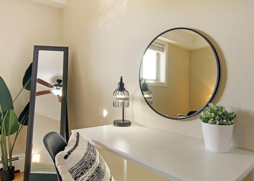 Illinois Arlington Heights Room