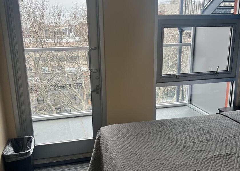 New York Long Island City Room