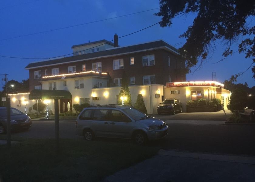 New York Wantagh Front of property - evening/night
