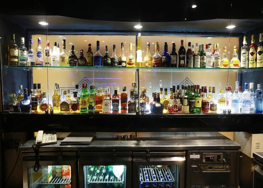 Delhi Delhi Bar (on property)