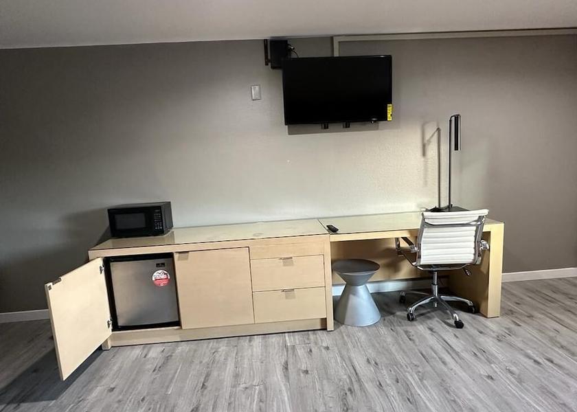 California Harbor City Room