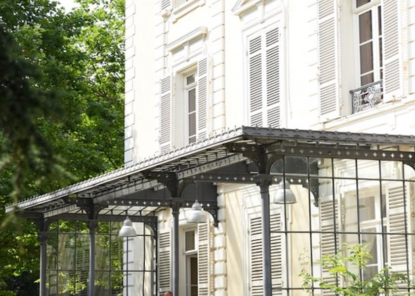 Auvergne-Rhone-Alpes Ecully Porch