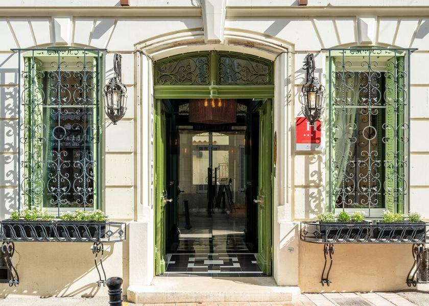 Provence - Alpes - Cote d'Azur Salon-de-Provence Facade