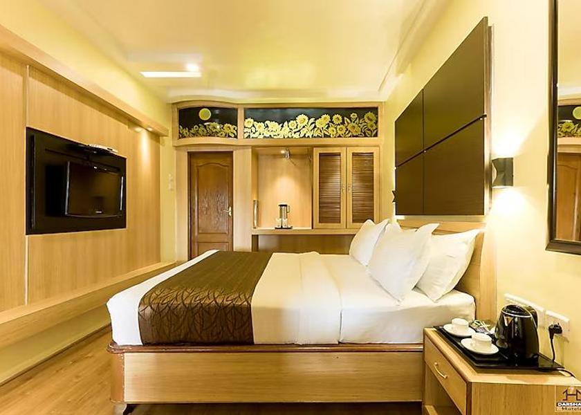 Tamil Nadu Ooty Elite Room ((lake facing, Lake view from common balcony)