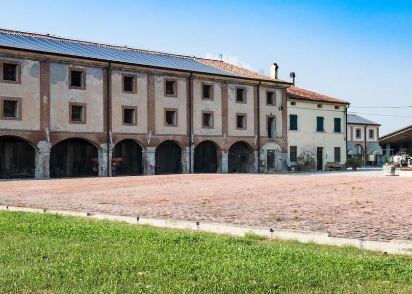 Veneto Nogarole Rocca Exterior Detail