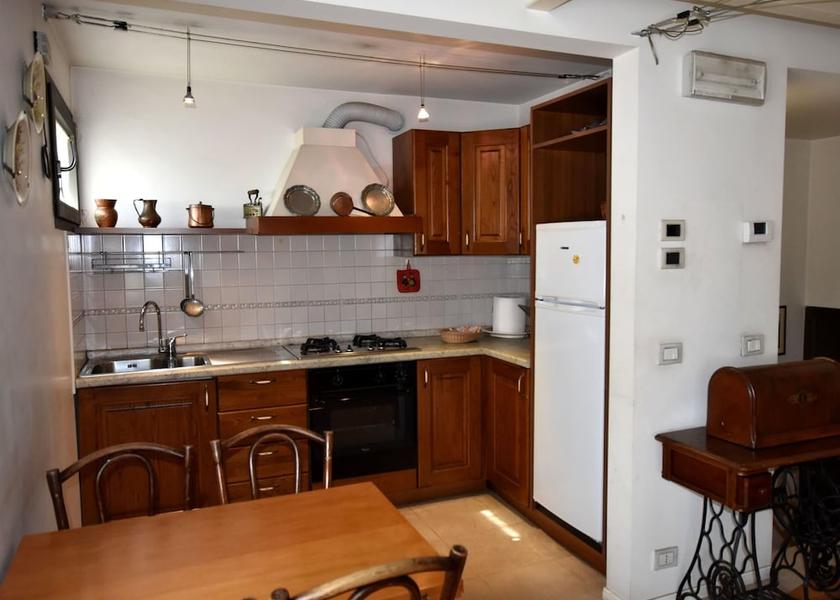 Lombardy Lovere Kitchen