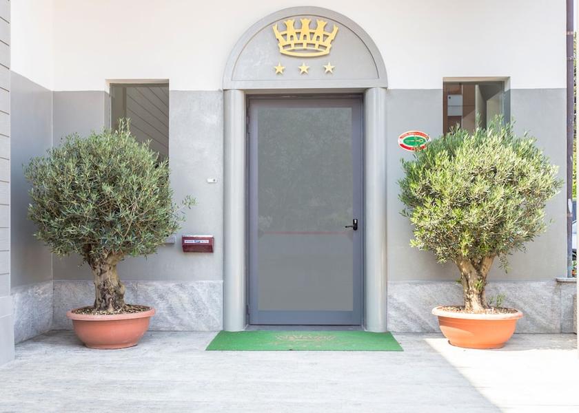 Piedmont Dormelletto Entrance