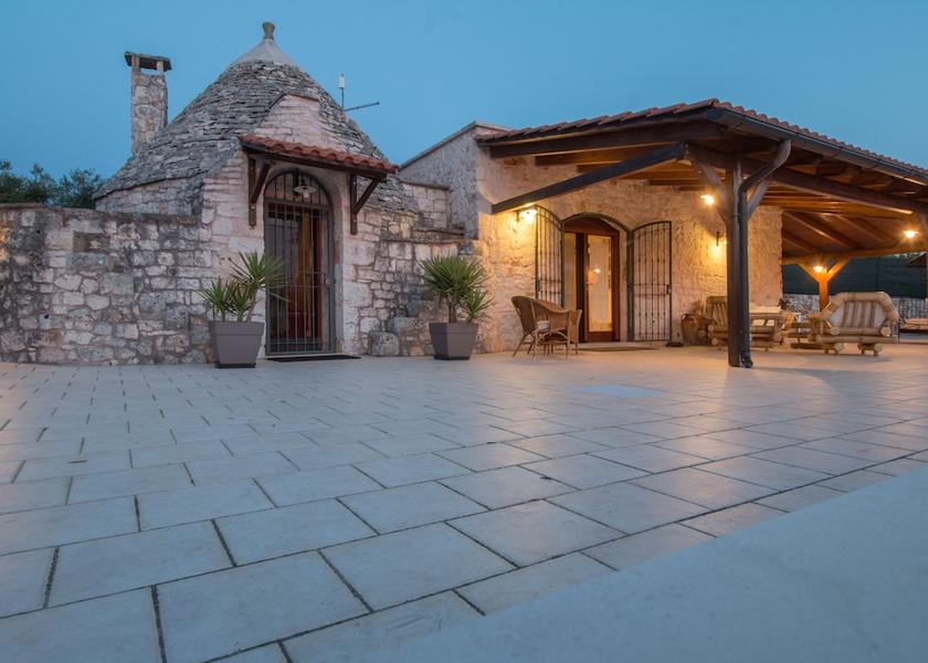 Puglia Castellana Grotte Exterior Detail