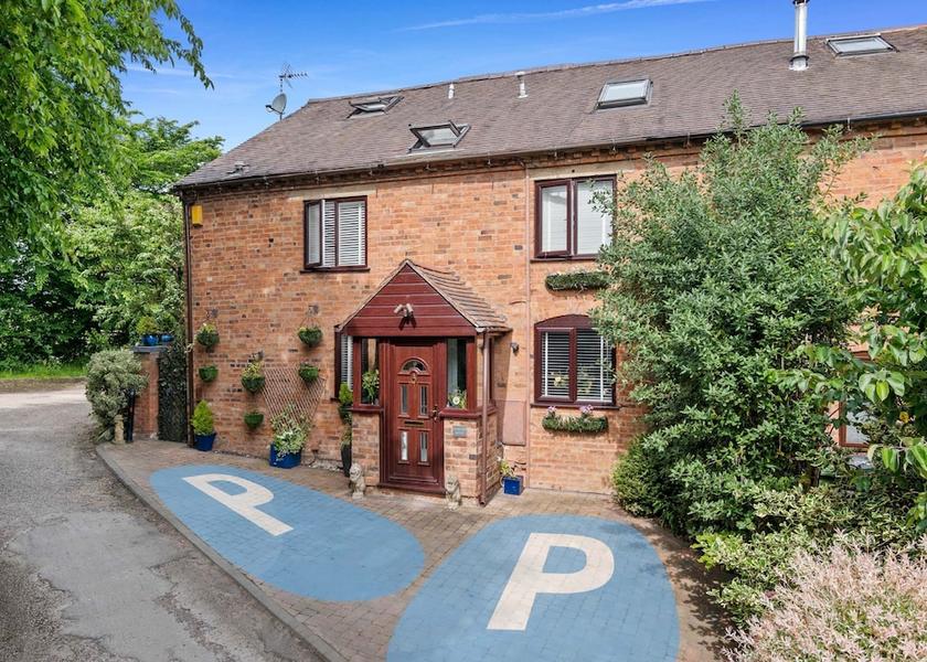 England Pershore Exterior Detail