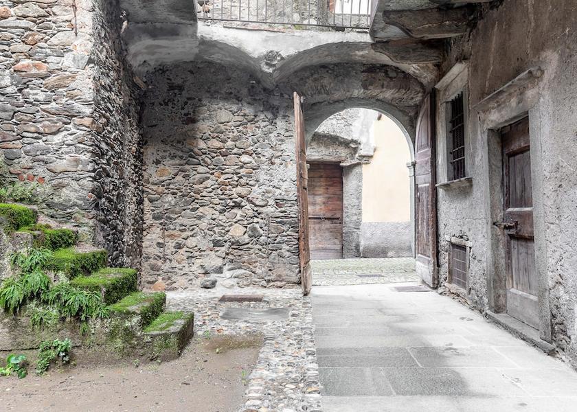 Lombardy Tirano Exterior detail