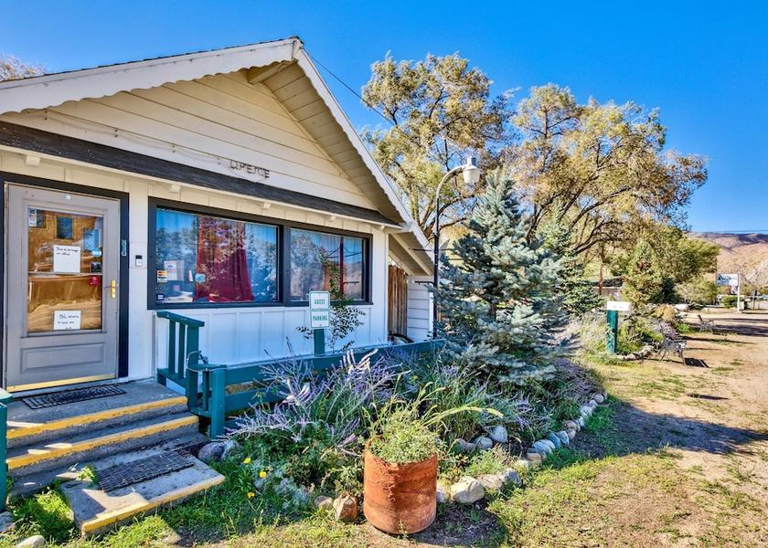 California Coleville Facade