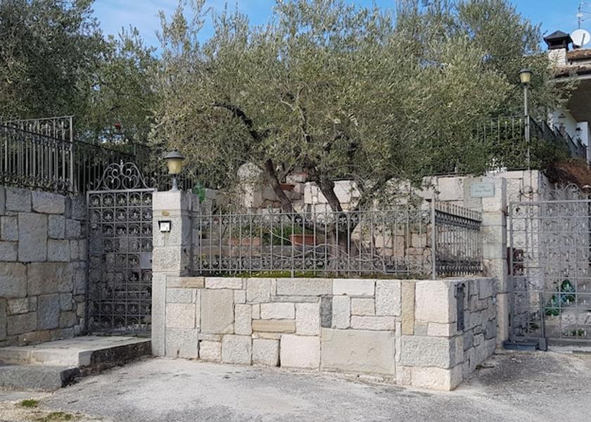 Molise Isernia Entrance