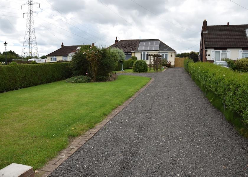 England Alfreton Exterior Detail