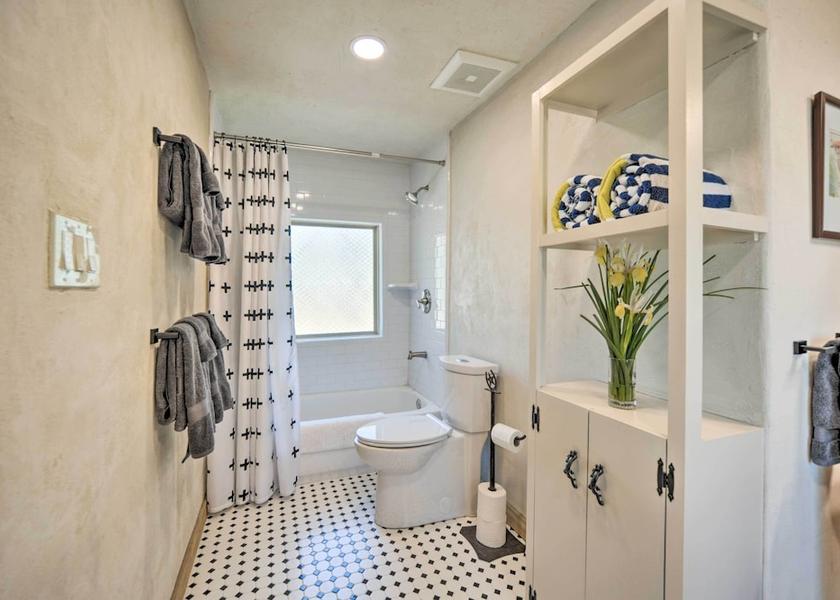 Texas Blanco Interior Entrance