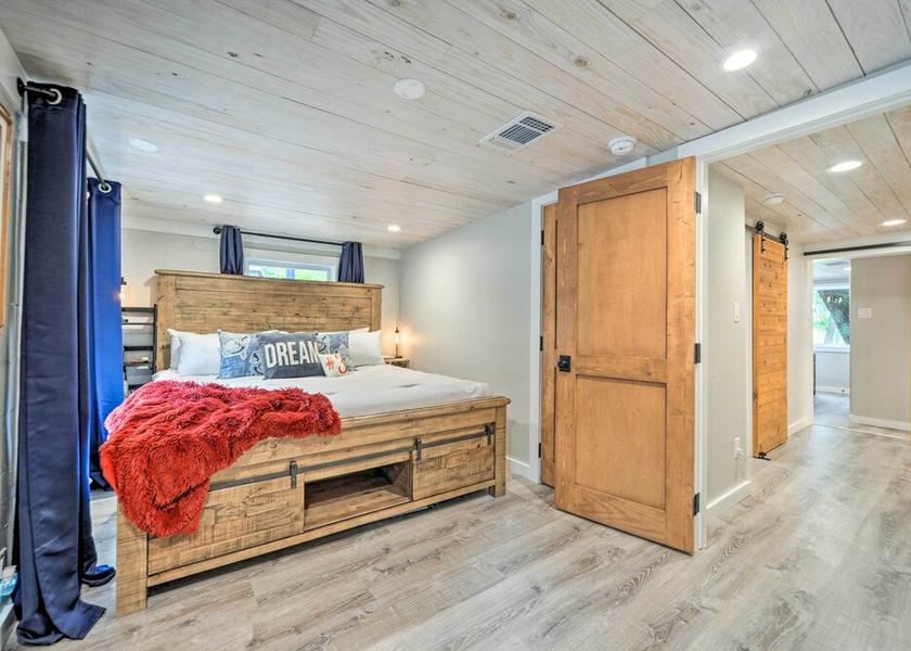 Texas Blanco Interior Entrance