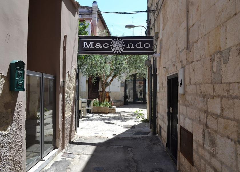 Puglia Modugno Exterior Detail