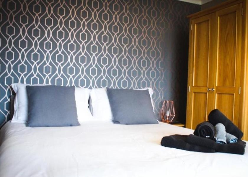 Wales Saundersfoot Family Room with Bath
