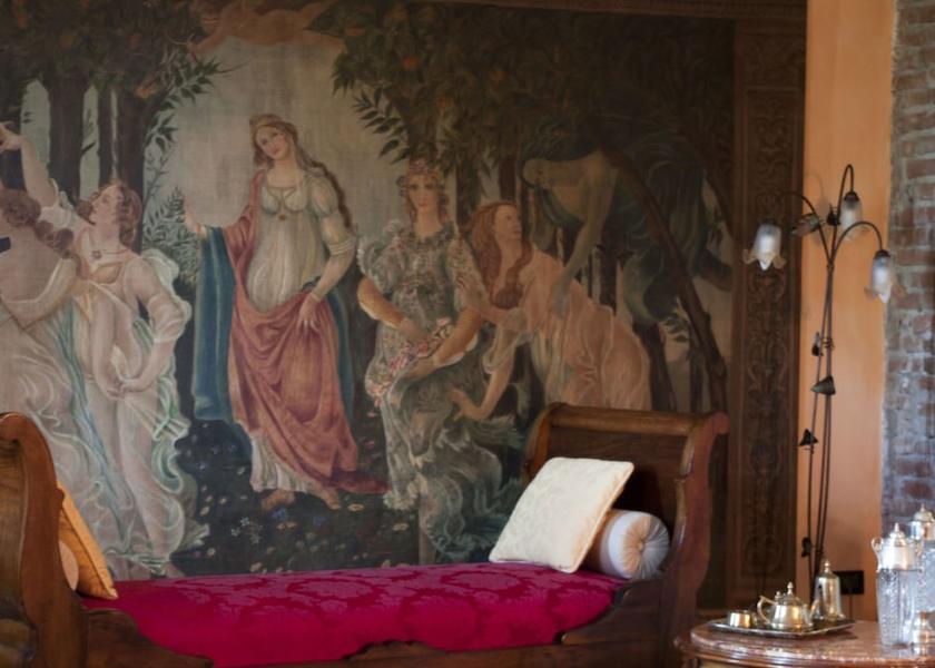 Lombardy Curtatone Interior Entrance