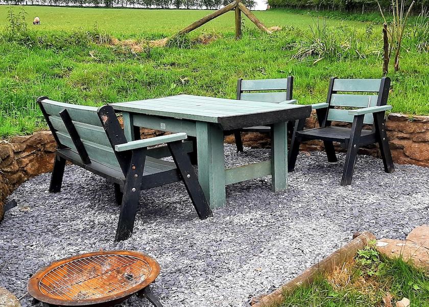 England Craven Arms Outdoor Dining