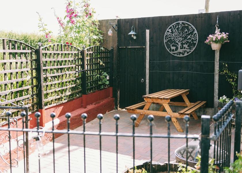 England Dereham Outdoor Dining