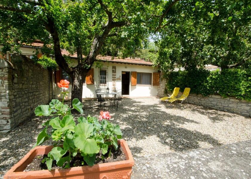 Tuscany Pelago Exterior Detail