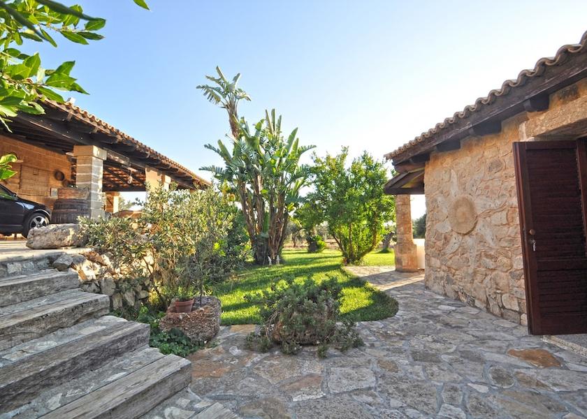 Puglia Taviano Exterior Detail