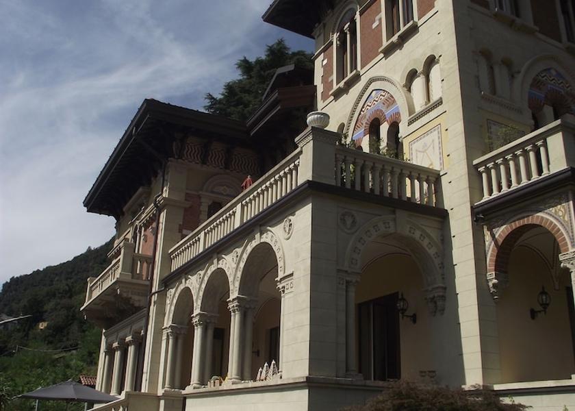 Lombardy Laglio Entrance