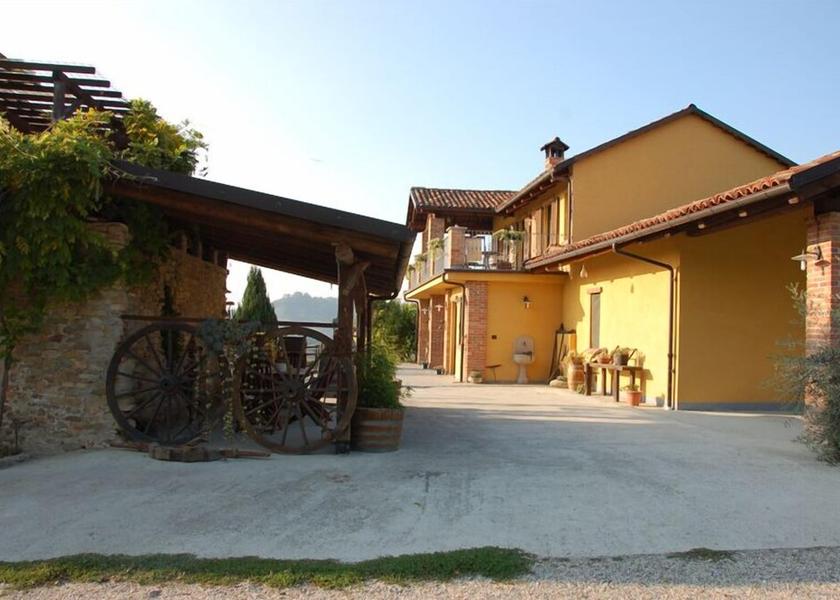 Piedmont Monforte d'Alba Courtyard