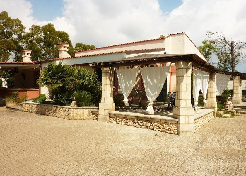 Puglia Specchia Property Grounds