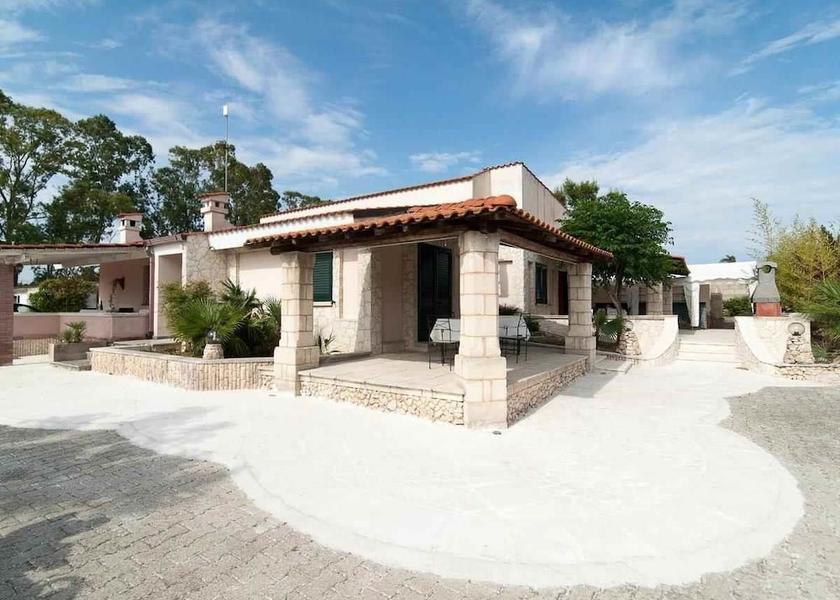 Puglia Specchia Exterior Detail