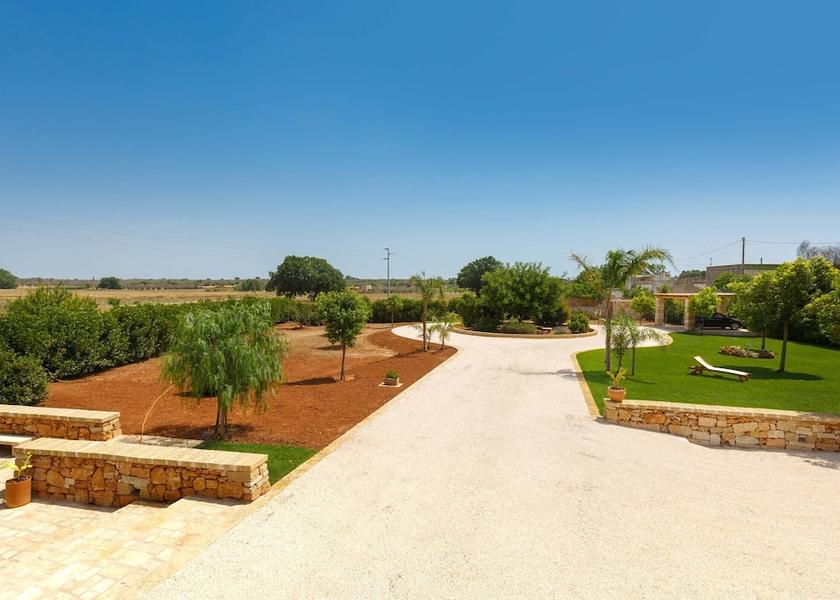 Puglia Specchia Property Grounds