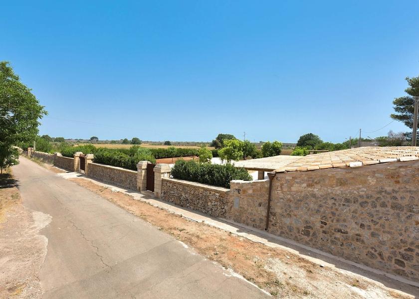 Puglia Specchia Exterior Detail