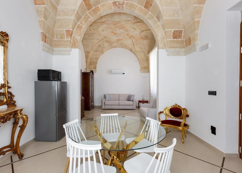 Puglia Specchia Interior Entrance