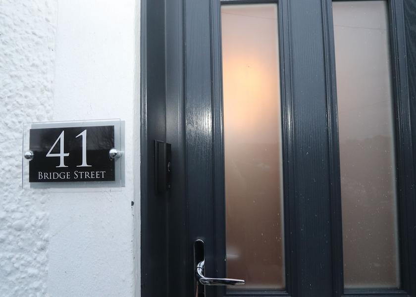 Scotland Dollar Exterior Detail