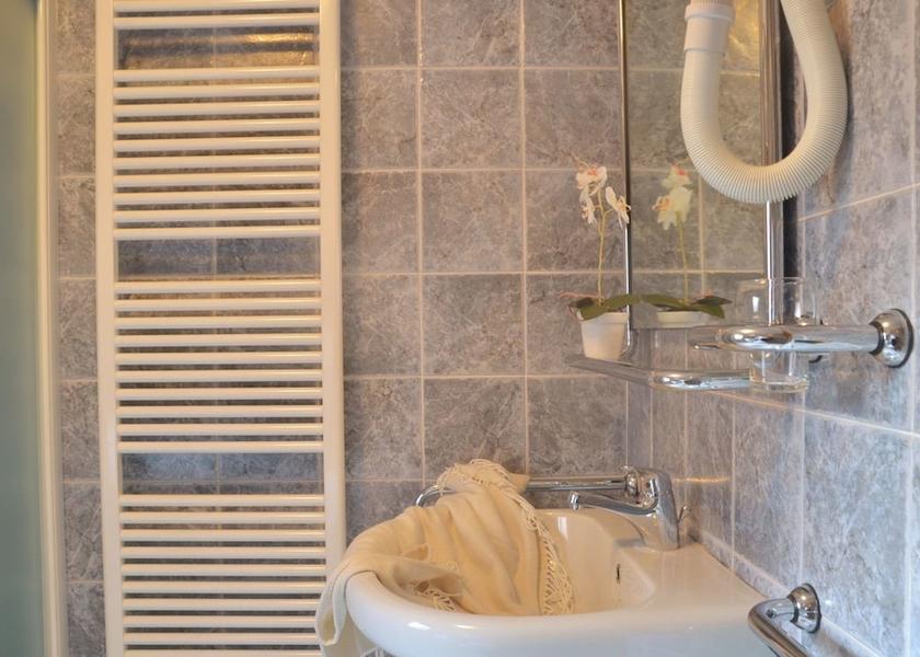 Piedmont Cannobio Bathroom