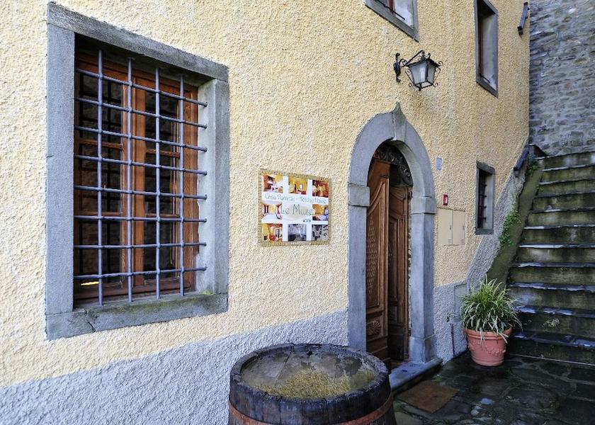 Tuscany Pieve Fosciana Entrance