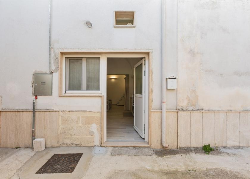 Puglia Veglie Exterior Detail