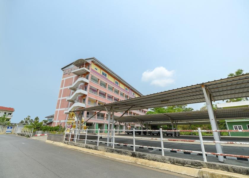 Nakhon Pathom Nakhon Chai Si Exterior Detail