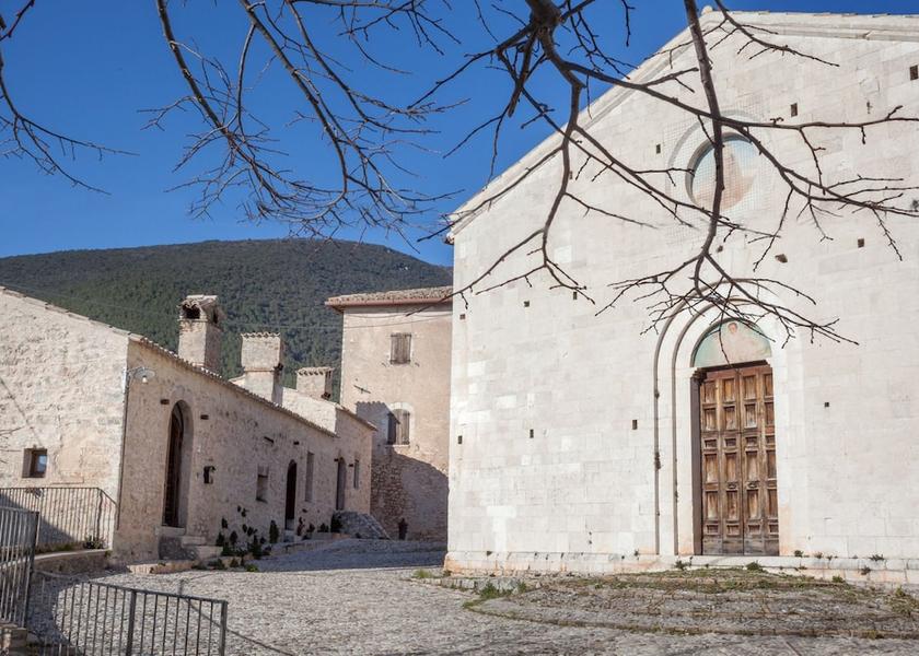Umbria Campello sul Clitunno Entrance